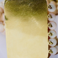 Elegantes Korallenarmband mit geschnitzter Rosen-Schließe - Gelbgold