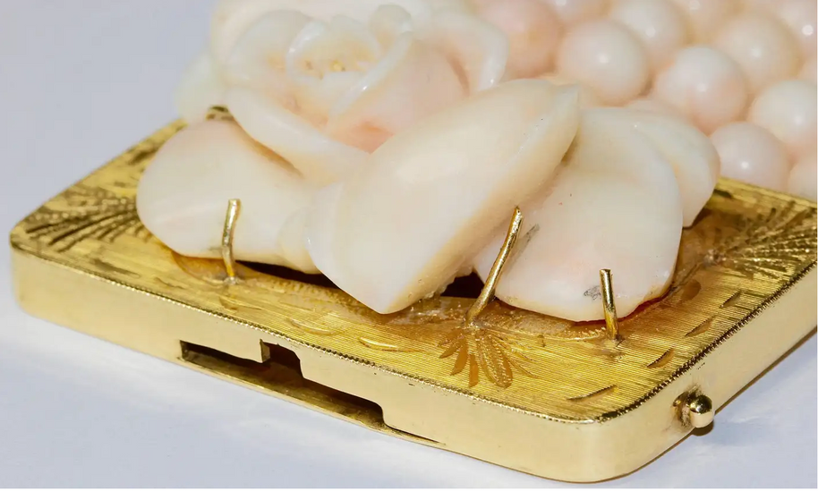 Elegantes Korallenarmband mit geschnitzter Rosen-Schließe - Gelbgold