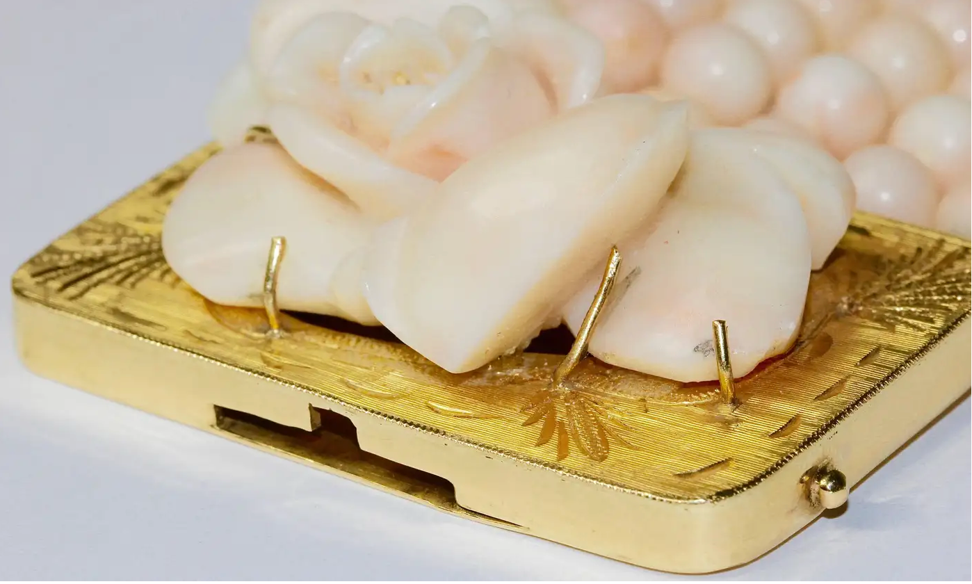 Elegantes Korallenarmband mit geschnitzter Rosen-Schließe - Gelbgold