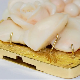 Elegantes Korallenarmband mit geschnitzter Rosen-Schließe - Gelbgold