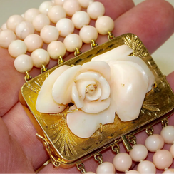 Elegantes Korallenarmband mit geschnitzter Rosen-Schließe - Gelbgold