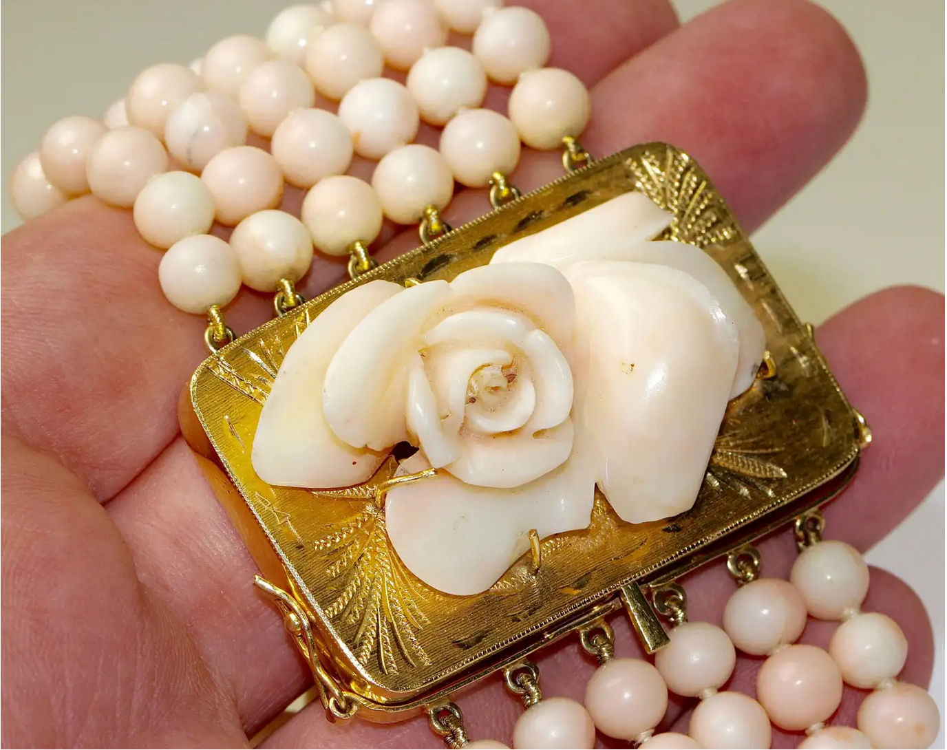Elegantes Korallenarmband mit geschnitzter Rosen-Schließe - Gelbgold