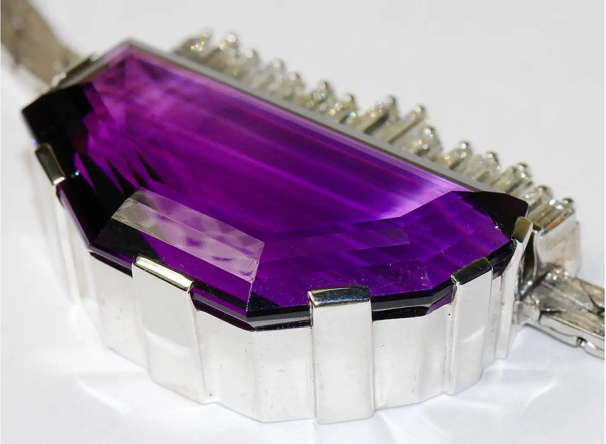 Weißgold Collier mit großem Amethyst und Diamanten