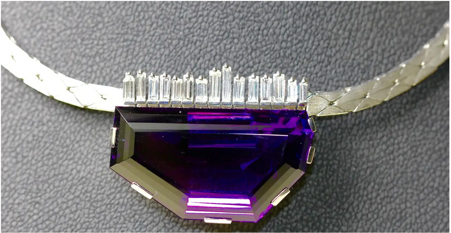 Weißgold Collier mit großem Amethyst und Diamanten