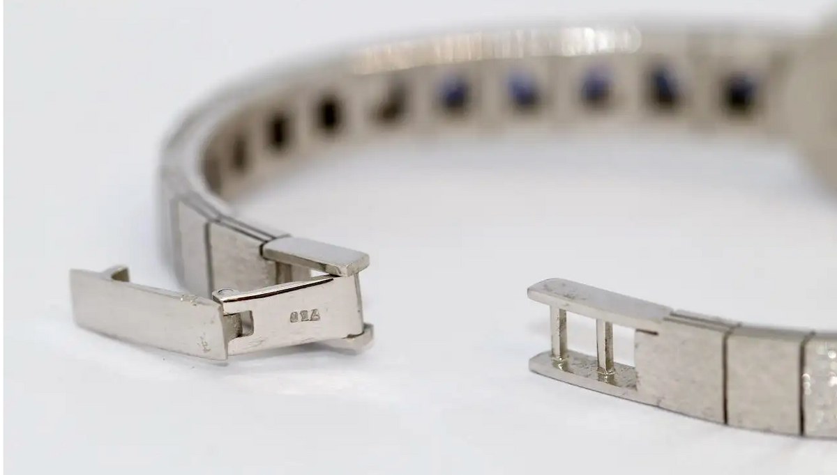 Favre-Leuba – Damenarmbanduhr aus 18 Karat Weißgold mit Diamanten und Saphiren