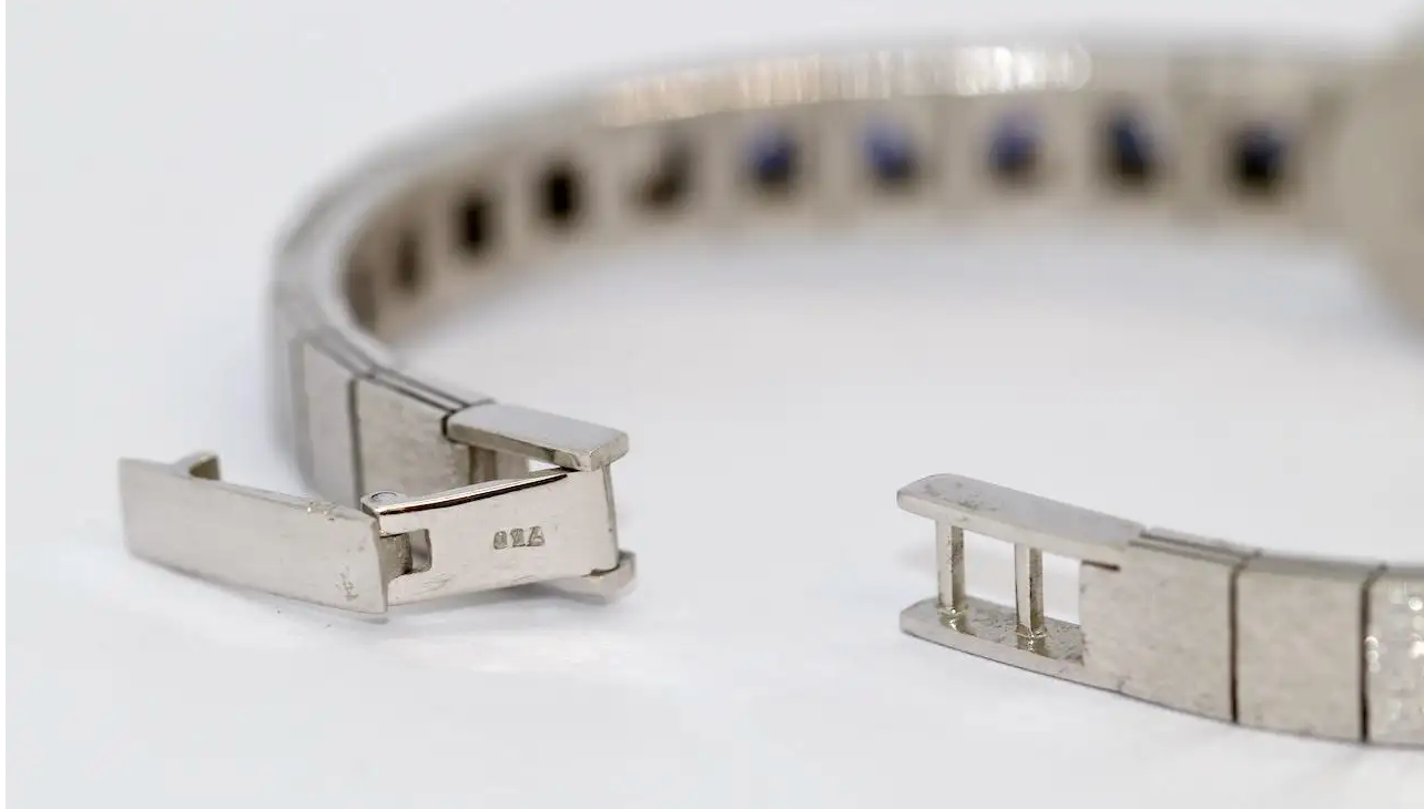 Favre-Leuba – Damenarmbanduhr aus 18 Karat Weißgold mit Diamanten und Saphiren