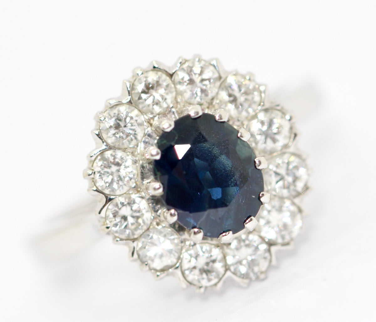 Ring aus 14K Weißgold mit Saphir & 12 Diamanten ca. 1980