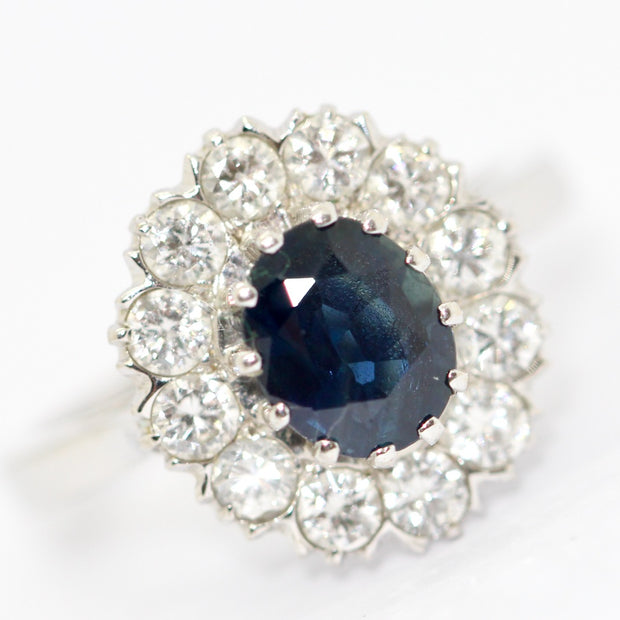 Ring aus 14K Weißgold mit Saphir & 12 Diamanten ca. 1980