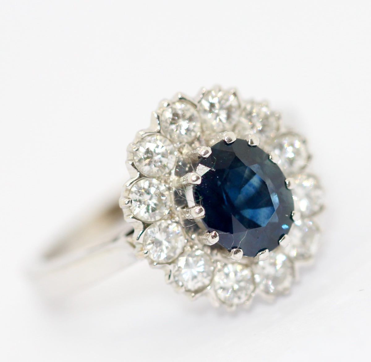 Ring aus 14K Weißgold mit Saphir & 12 Diamanten ca. 1980