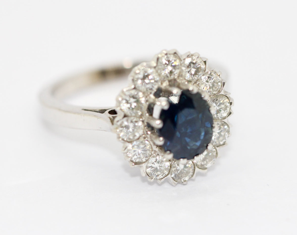 Ring aus 14K Weißgold mit Saphir & 12 Diamanten ca. 1980