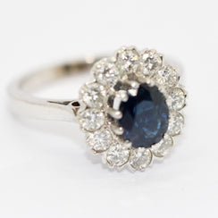 Ring aus 14K Weißgold mit Saphir & 12 Diamanten ca. 1980