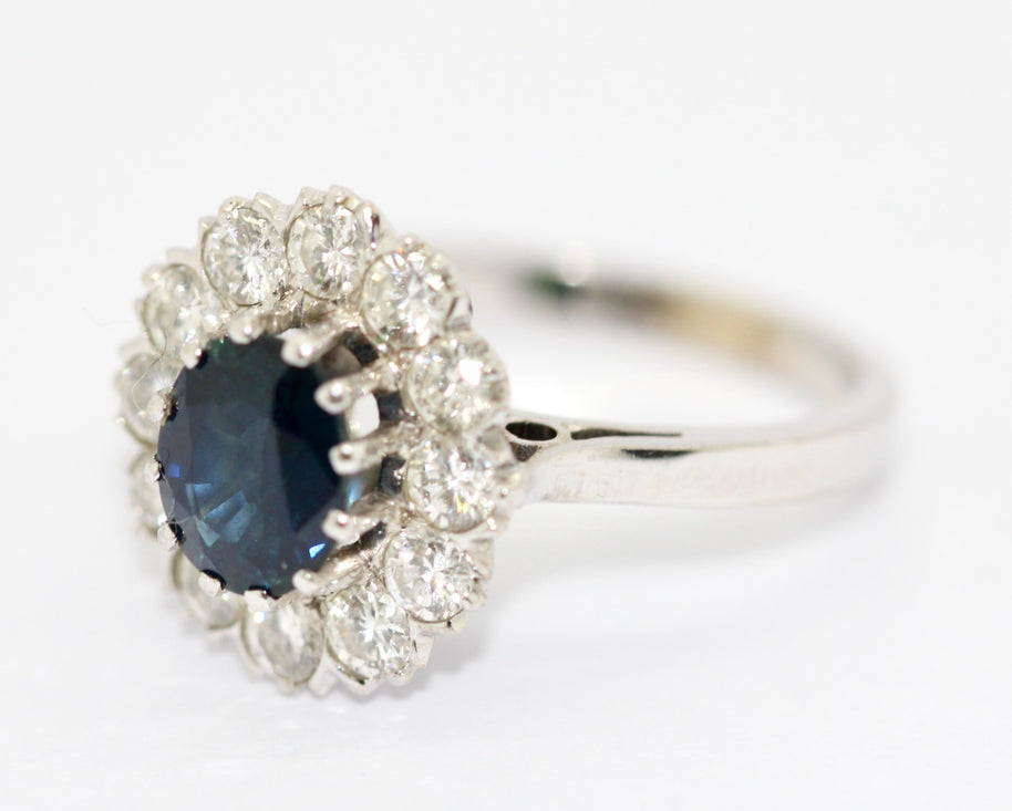 Ring aus 14K Weißgold mit Saphir & 12 Diamanten ca. 1980