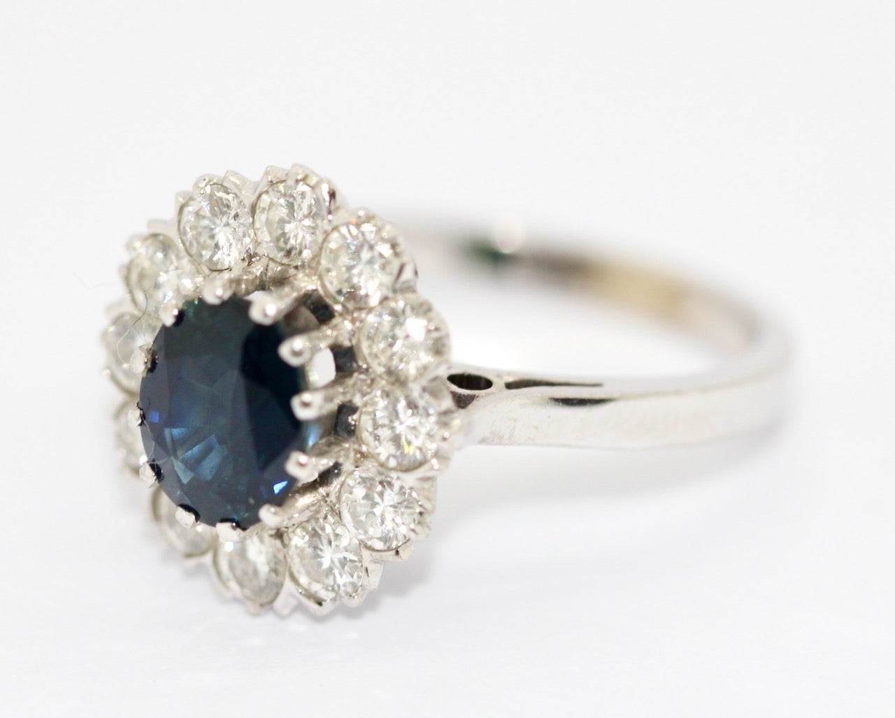 Ring aus 14K Weißgold mit Saphir & 12 Diamanten ca. 1980