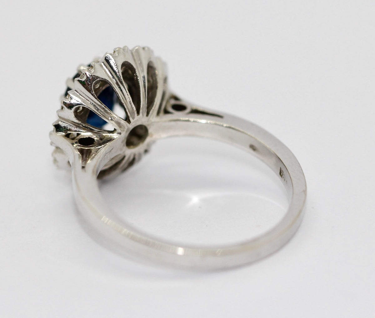 Ring aus 14K Weißgold mit Saphir & 12 Diamanten ca. 1980