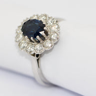 Ring aus 14K Weißgold mit Saphir & 12 Diamanten ca. 1980