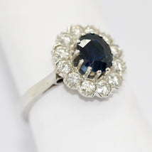 Ring aus 14K Weißgold mit Saphir & 12 Diamanten ca. 1980