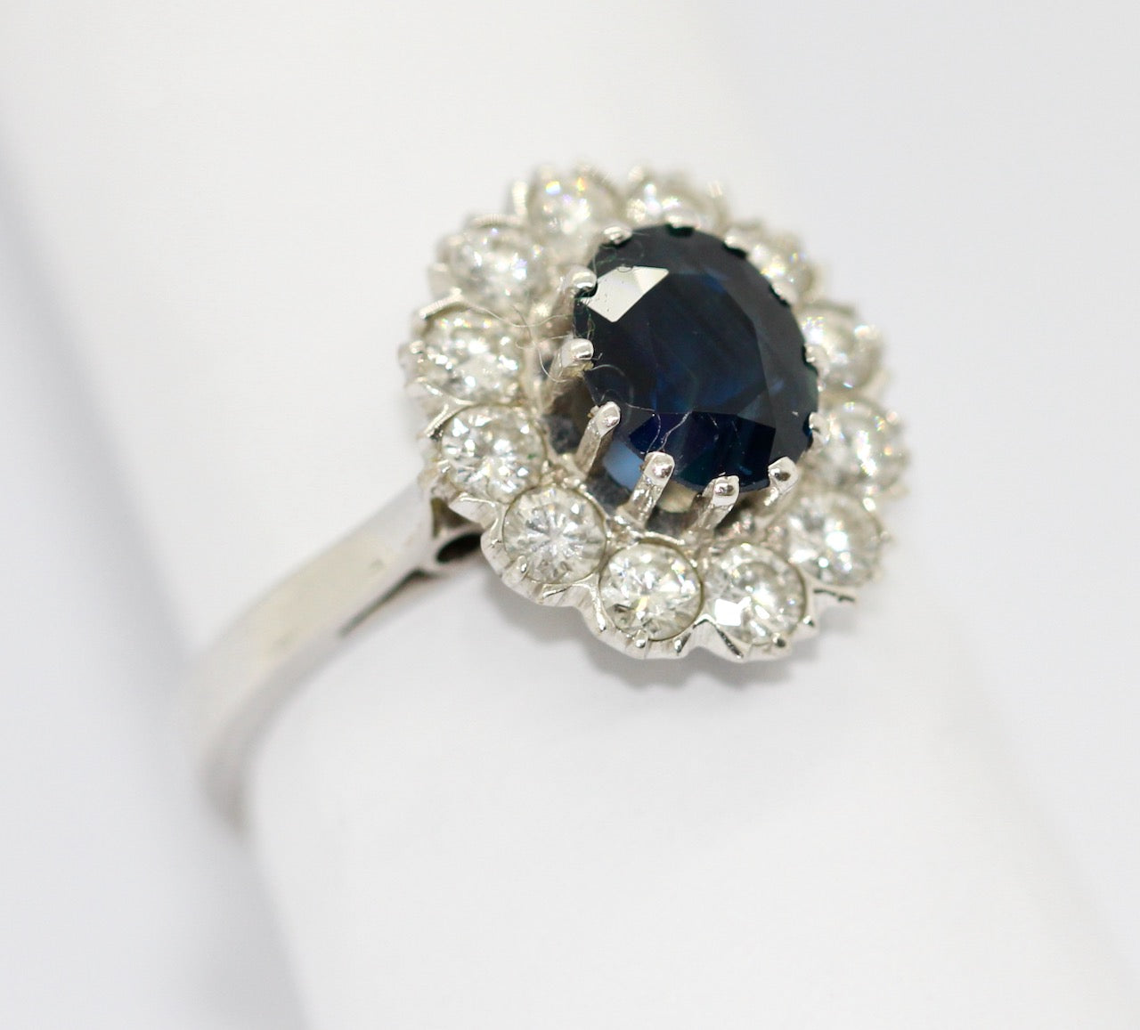 Ring aus 14K Weißgold mit Saphir & 12 Diamanten ca. 1980