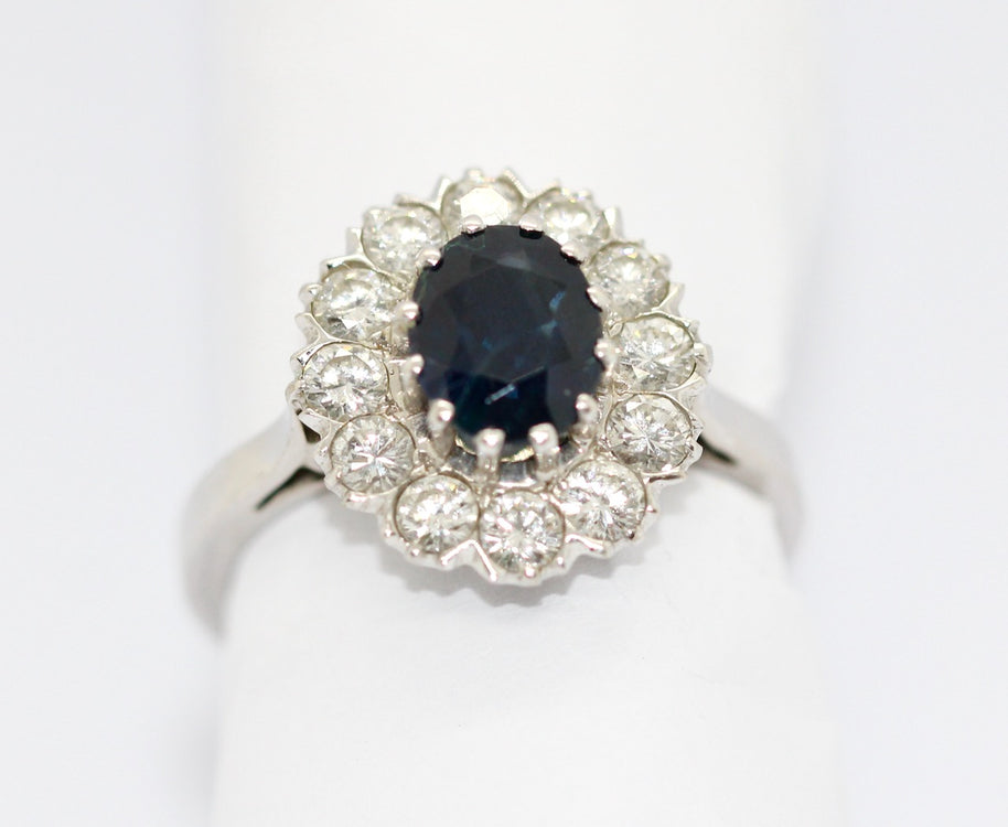 Ring aus 14K Weißgold mit Saphir & 12 Diamanten ca. 1980