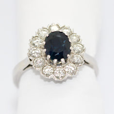 Ring aus 14K Weißgold mit Saphir & 12 Diamanten ca. 1980