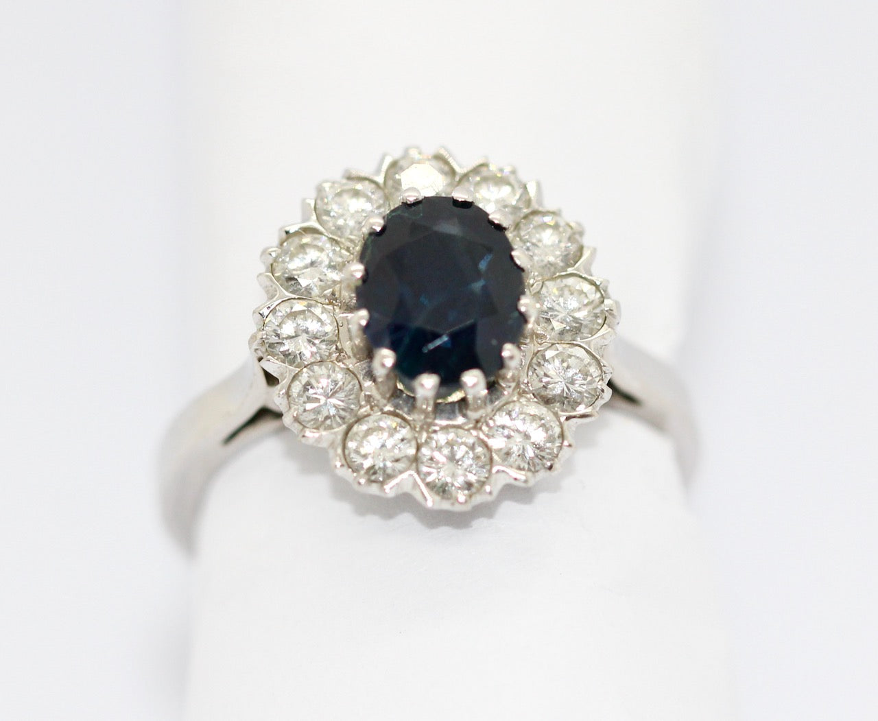 Ring aus 14K Weißgold mit Saphir & 12 Diamanten ca. 1980