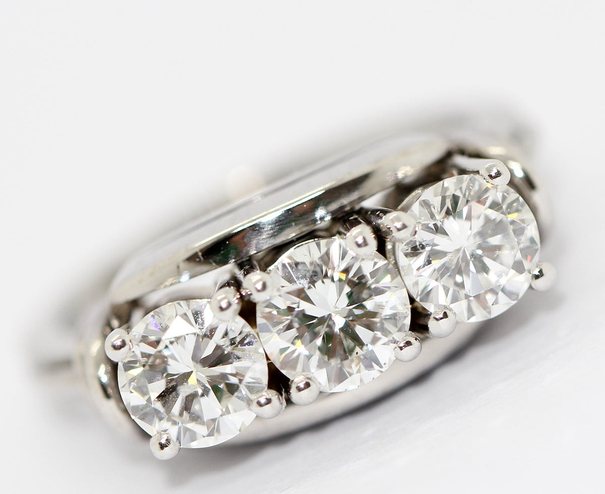 Diamantring aus 18K Weißgold mit drei Brillanten, 1,6 ct gesamt