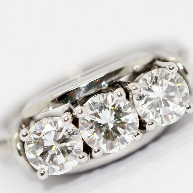 Diamantring aus 18K Weißgold mit drei Brillanten, 1,6 ct gesamt