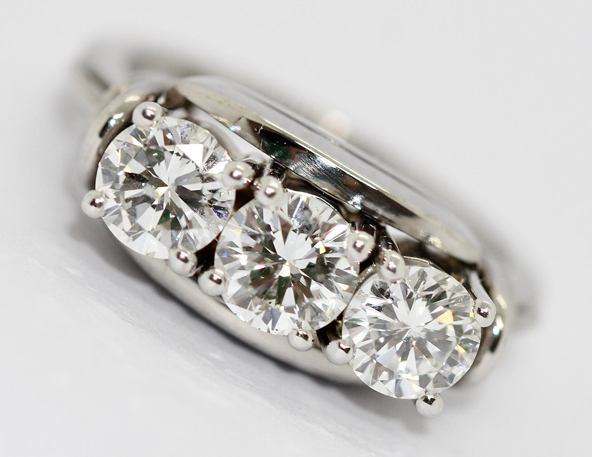 Diamantring aus 18K Weißgold mit drei Brillanten, 1,6 ct gesamt