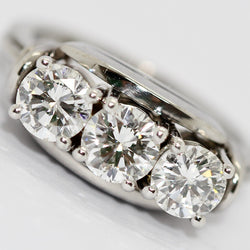 Diamantring aus 18K Weißgold mit drei Brillanten, 1,6 ct gesamt