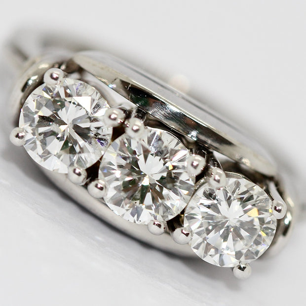 Diamantring aus 18K Weißgold mit drei Brillanten, 1,6 ct gesamt