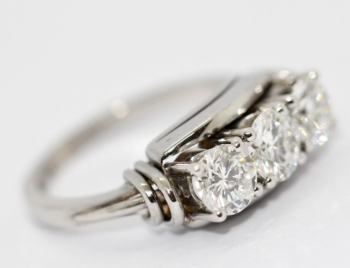 Diamantring aus 18K Weißgold mit drei Brillanten, 1,6 ct gesamt