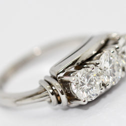 Diamantring aus 18K Weißgold mit drei Brillanten, 1,6 ct gesamt