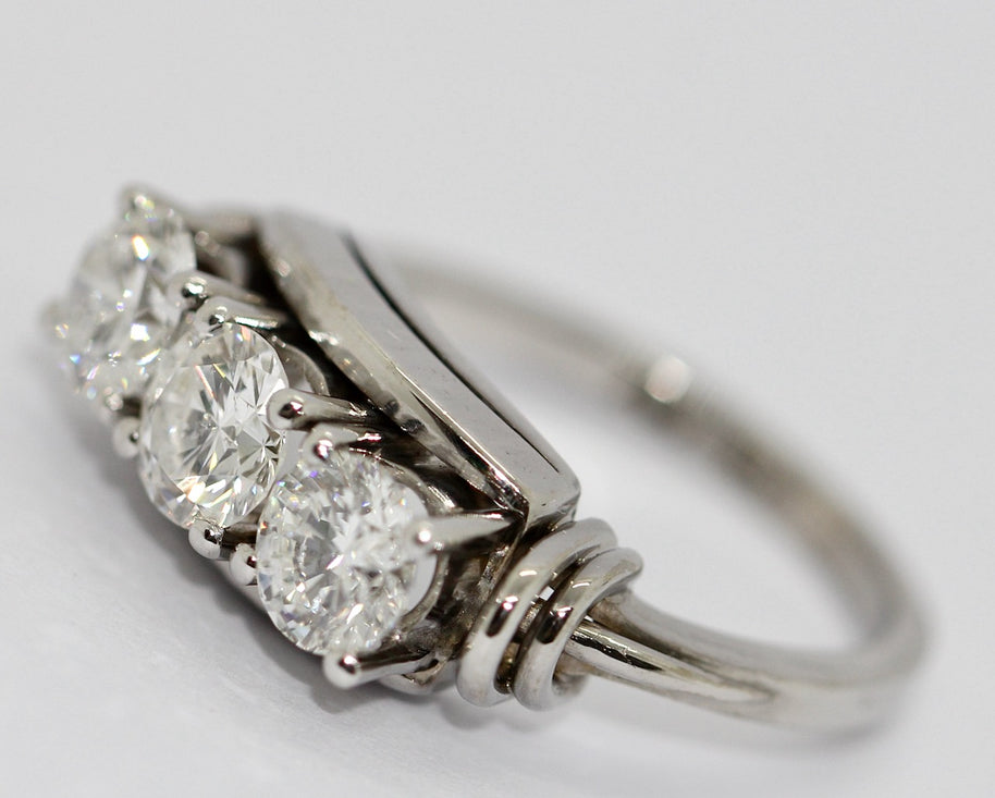 Diamantring aus 18K Weißgold mit drei Brillanten, 1,6 ct gesamt