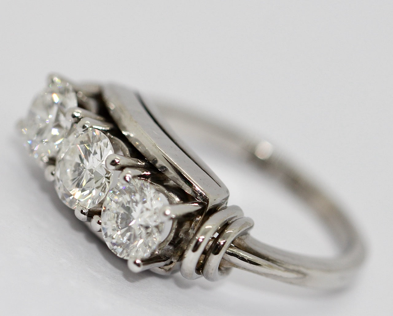 Diamantring aus 18K Weißgold mit drei Brillanten, 1,6 ct gesamt