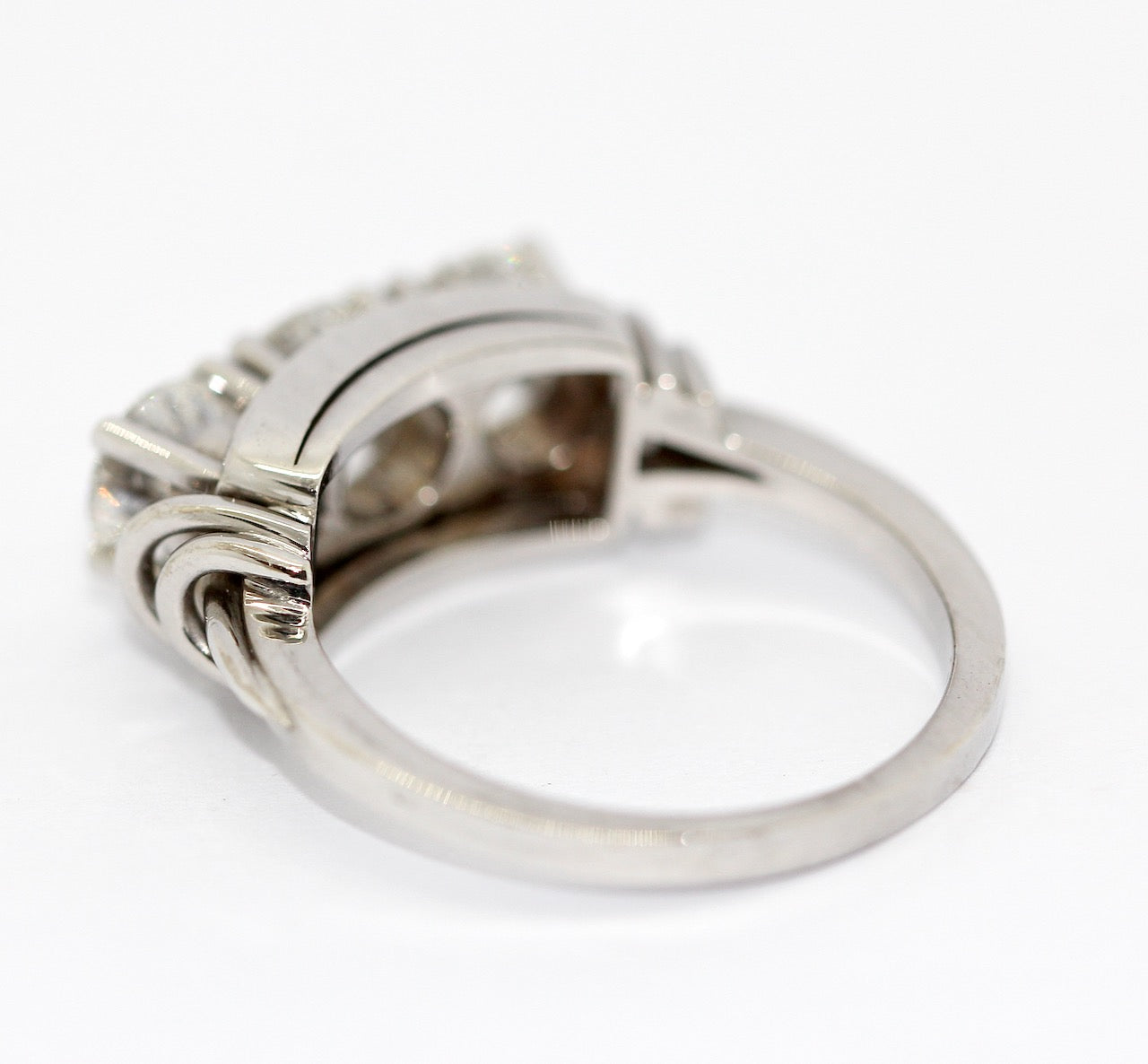 Diamantring aus 18K Weißgold mit drei Brillanten, 1,6 ct gesamt