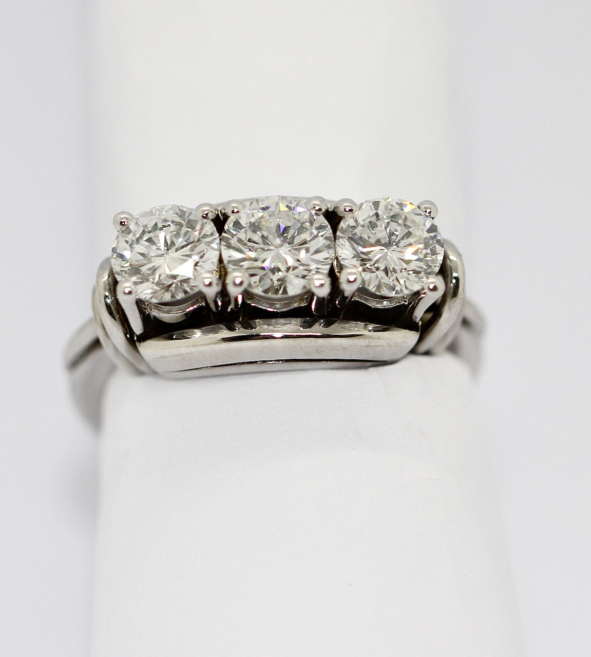 Diamantring aus 18K Weißgold mit drei Brillanten, 1,6 ct gesamt