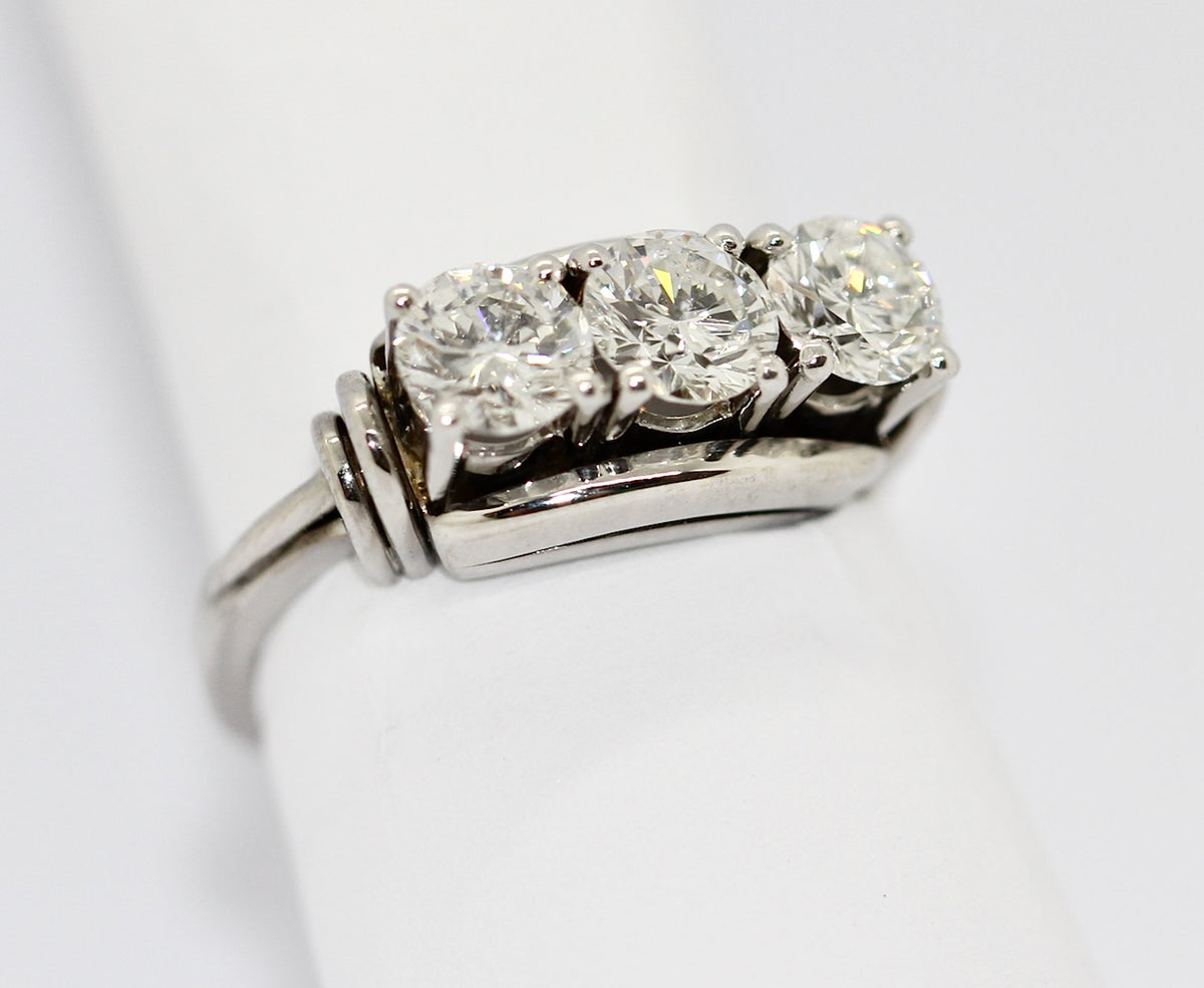 Diamantring aus 18K Weißgold mit drei Brillanten, 1,6 ct gesamt