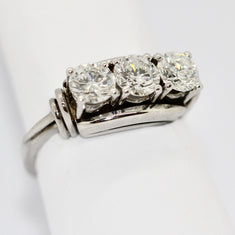 Diamantring aus 18K Weißgold mit drei Brillanten, 1,6 ct gesamt