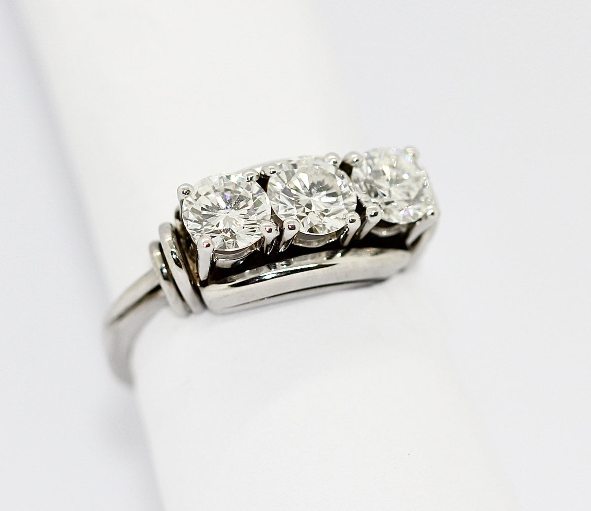 Diamantring aus 18K Weißgold mit drei Brillanten, 1,6 ct gesamt
