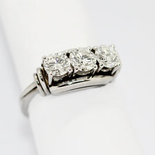 Diamantring aus 18K Weißgold mit drei Brillanten, 1,6 ct gesamt