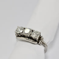 Diamantring aus 18K Weißgold mit drei Brillanten, 1,6 ct gesamt