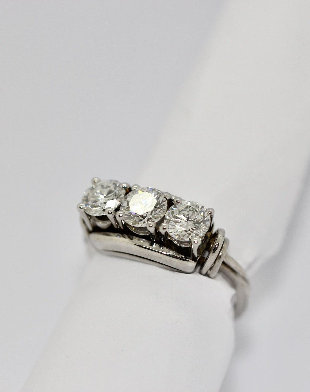 Diamantring aus 18K Weißgold mit drei Brillanten, 1,6 ct gesamt