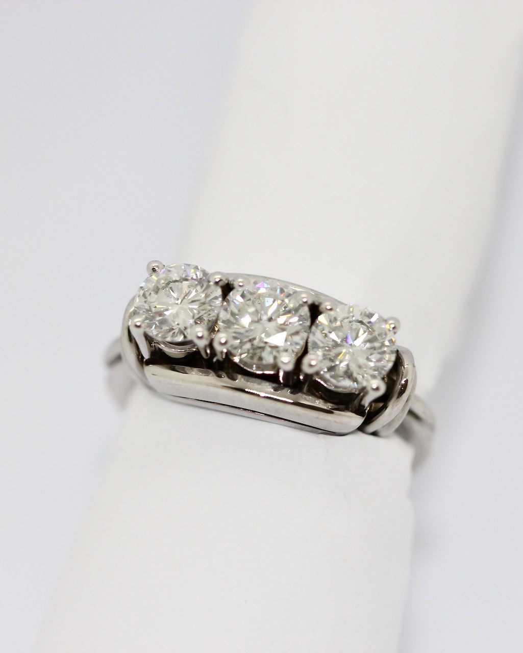 Diamantring aus 18K Weißgold mit drei Brillanten, 1,6 ct gesamt