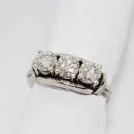 Diamantring aus 18K Weißgold mit drei Brillanten, 1,6 ct gesamt