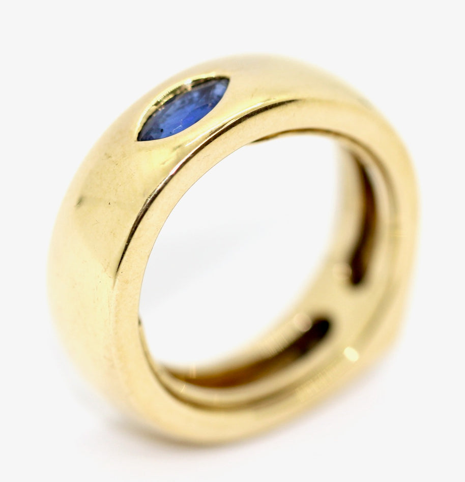 Kat Florence Saphir Ring aus 18K Gelbgold Marquise-Schliff