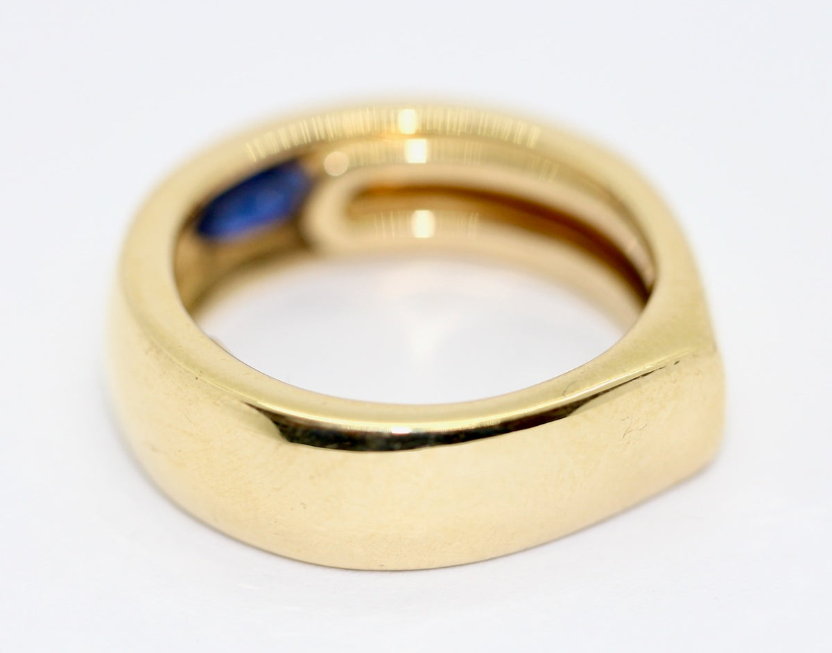 Kat Florence Saphir Ring aus 18K Gelbgold Marquise-Schliff