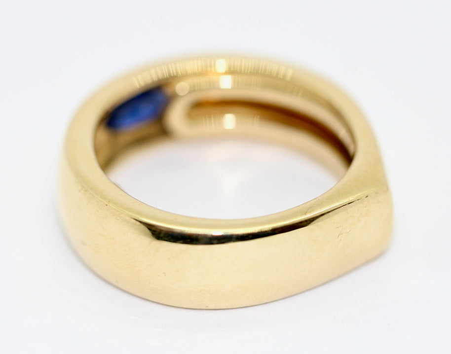 Kat Florence Saphir Ring aus 18K Gelbgold Marquise-Schliff