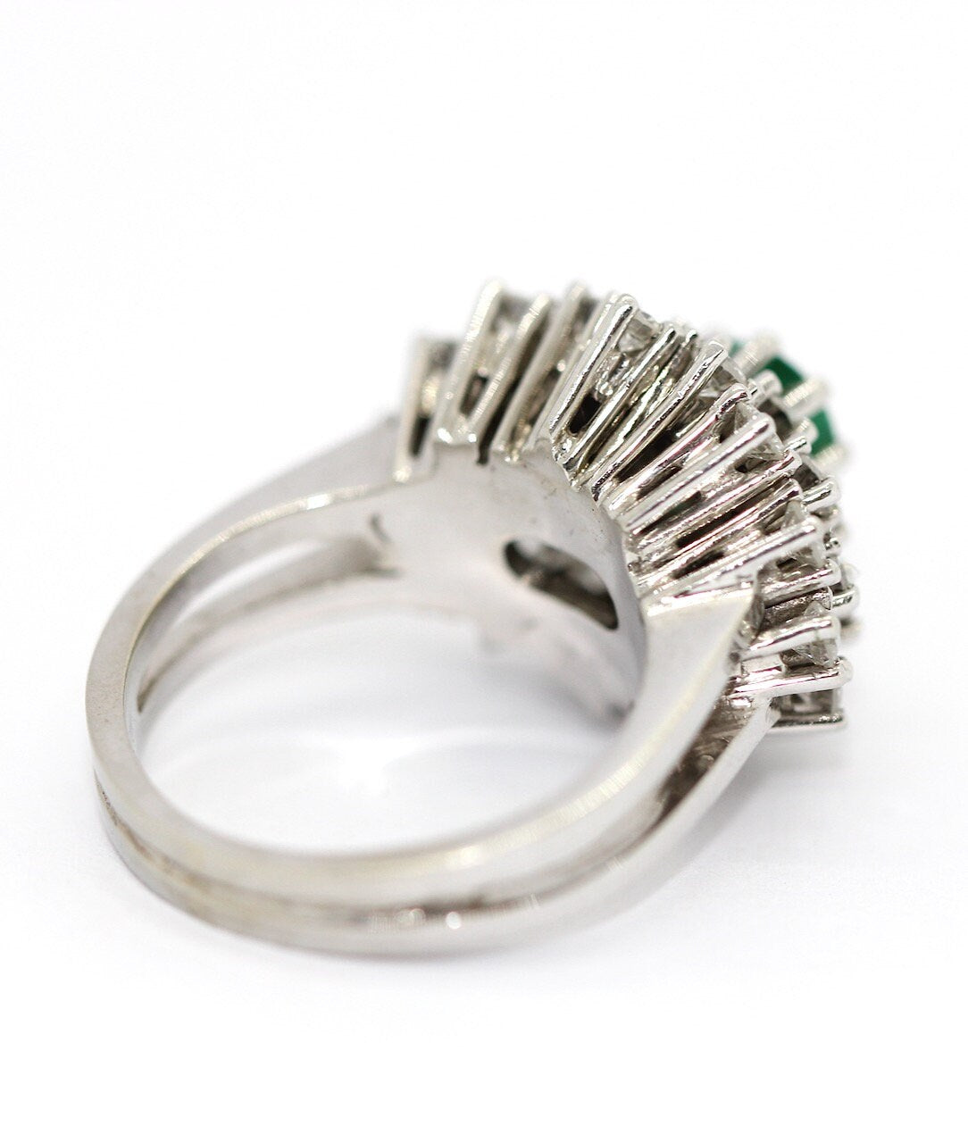Ring aus 14 Karat Weißgold mit weißen Diamanten und Smaragd