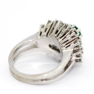 Ring aus 14 Karat Weißgold mit weißen Diamanten und Smaragd