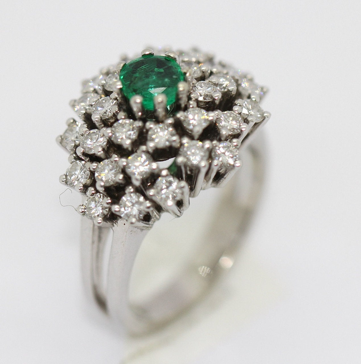 Ring aus 14 Karat Weißgold mit weißen Diamanten und Smaragd