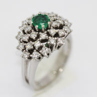 Ring aus 14 Karat Weißgold mit weißen Diamanten und Smaragd